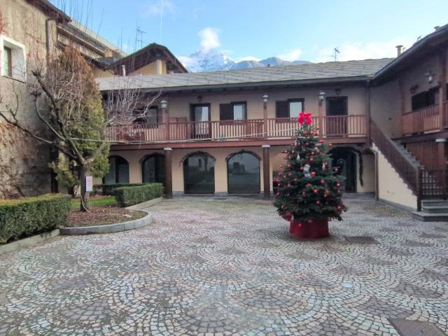 Locale Commerciale in vendita a Aosta