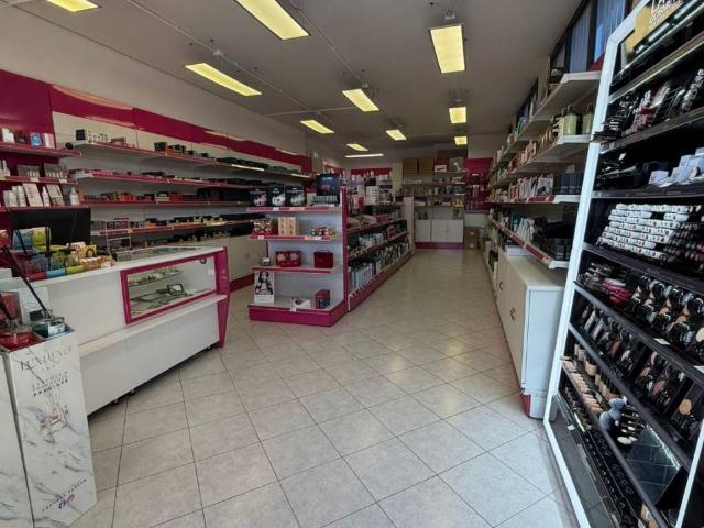 Locale Commerciale in vendita a Arcore, Lombardia