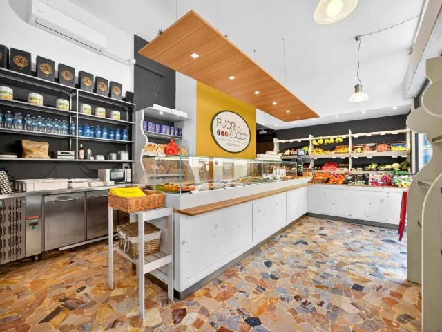 Locale Commerciale in vendita a Sant'Anna, Arese
