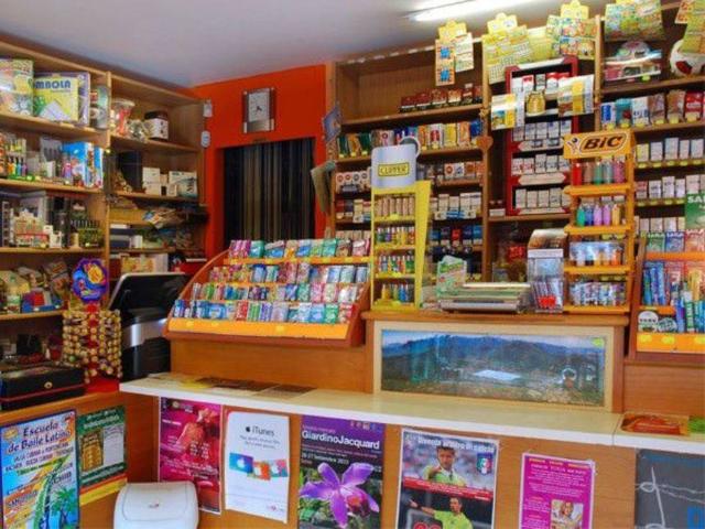 Locale Commerciale in vendita a Palazzo Del Pero, Toscana