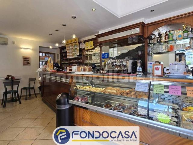 Locale Commerciale in vendita a Santi Filippo e Giacomo, Marche