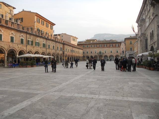 Locale Commerciale in vendita a Santa Maria Intervineas, Marche