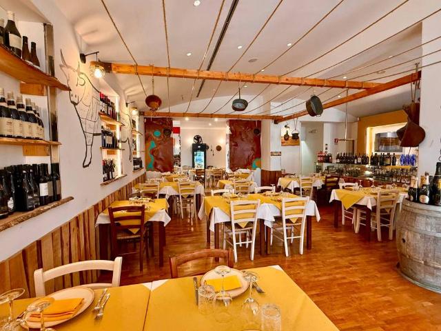 Locale Commerciale in vendita a Assisi, Umbria