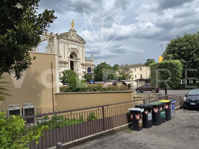 Locale Commerciale in vendita a Assisi, Umbria