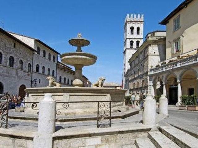 Locale Commerciale in vendita a Assisi, Umbria