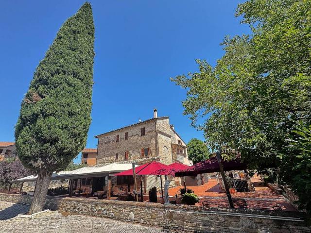 Locale Commerciale in vendita a Assisi, Umbria