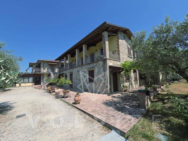 Locale Commerciale in vendita a Assisi, Umbria