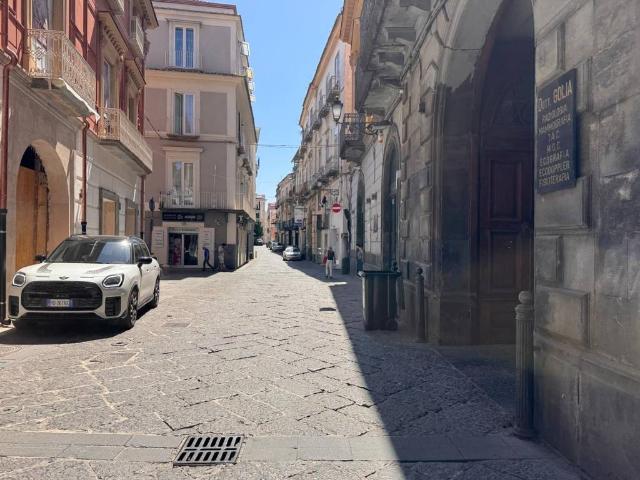 Locale Commerciale in vendita a Borgo San Lorenzo, Aversa