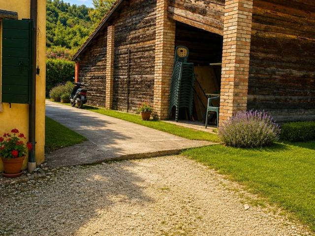 Locale Commerciale in vendita a Baone, Veneto