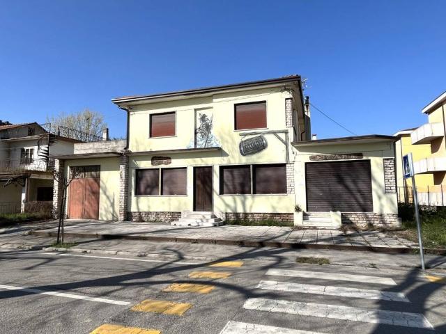 Locale Commerciale in vendita a Barbarano Mossano, Ponte Di Mossano