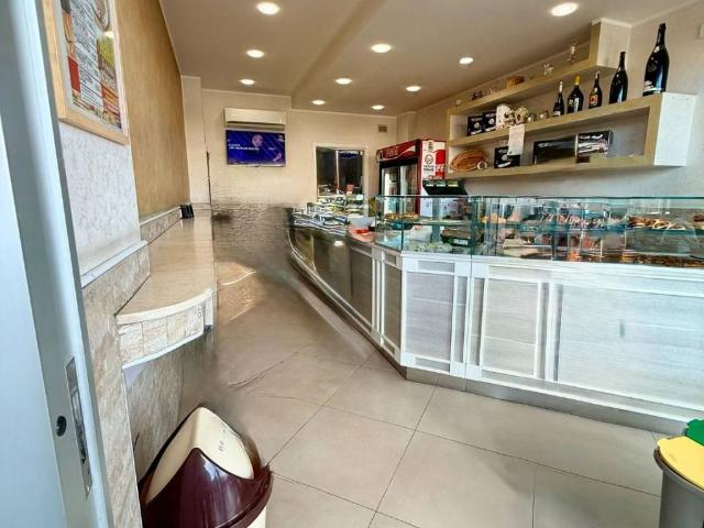 Locale Commerciale in vendita a Municipio 2, Puglia