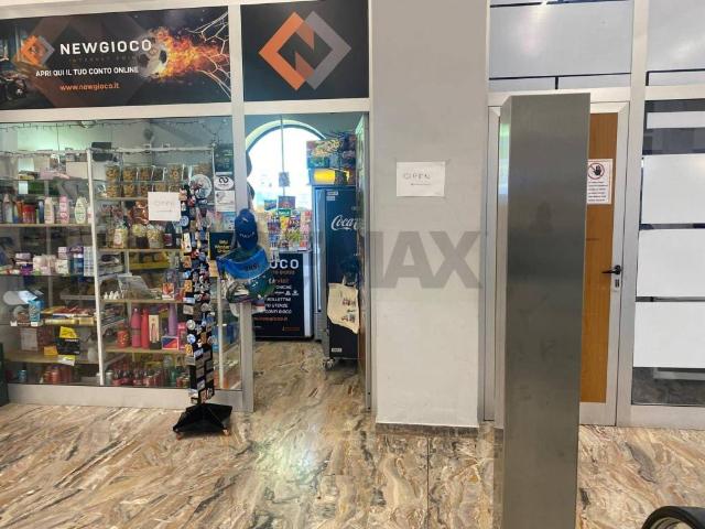 Locale Commerciale in vendita a Puglia, Bari