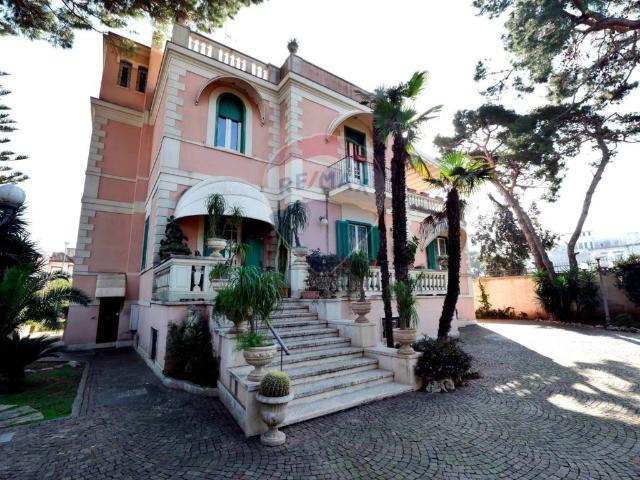 Locale Commerciale in vendita a Carbonara di Bari, Puglia