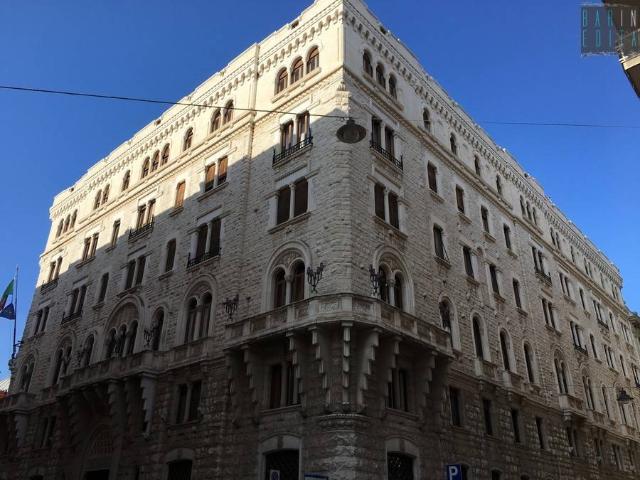 Locale Commerciale in vendita a Municipio 1, Puglia