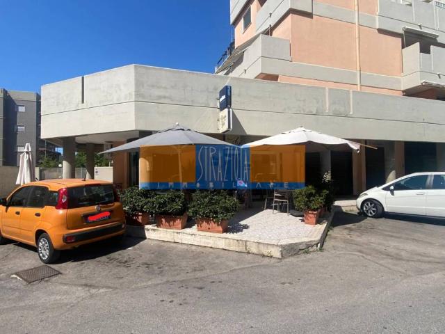 Locale Commerciale in vendita a Municipio 5, Puglia