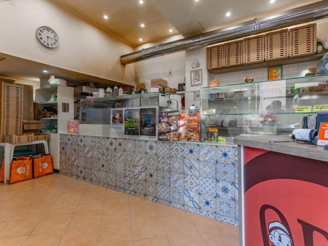 Locale Commerciale in vendita a Mungivacca, Puglia