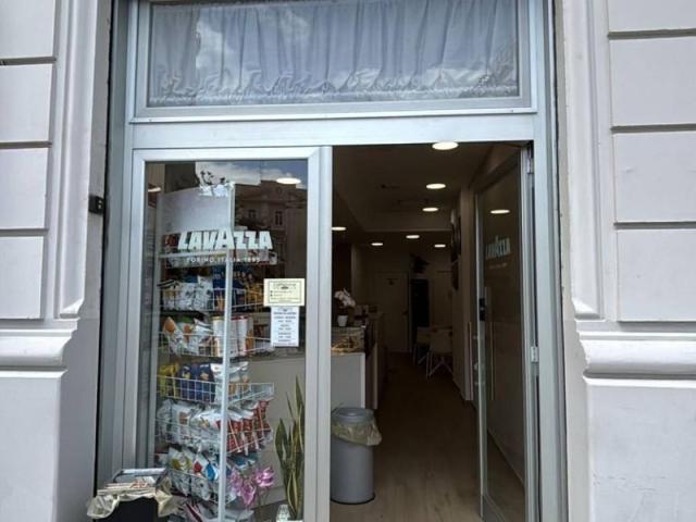 Locale Commerciale in vendita a Puglia, Bari