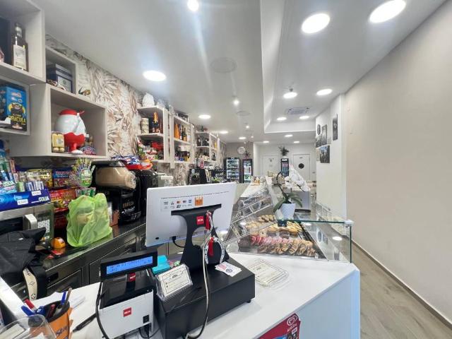 Locale Commerciale in vendita a Municipio 1, Puglia