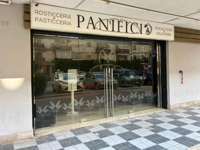 Locale Commerciale in vendita a Municipio 4, Puglia