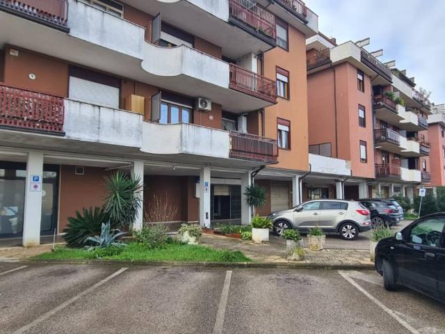 Locale Commerciale in vendita a Santa Lucia, Bastia Umbra