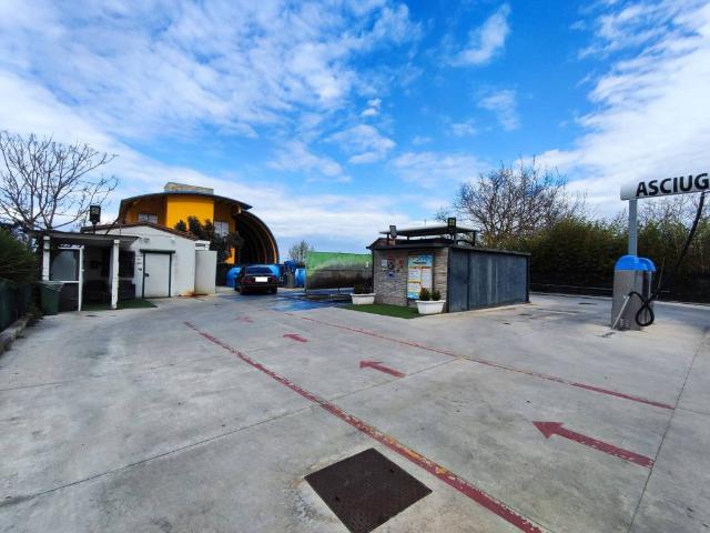 Locale Commerciale in vendita a Benevento, Campania