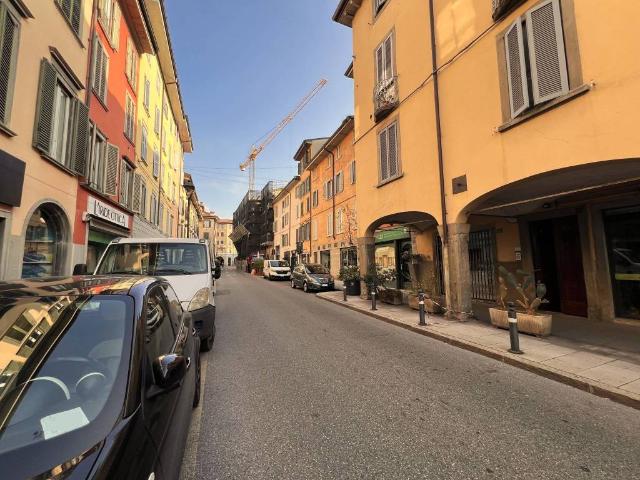 Locale Commerciale in vendita a Città Alta, Bergamo