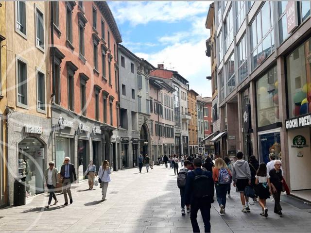 Locale Commerciale in vendita a Città Alta, Bergamo