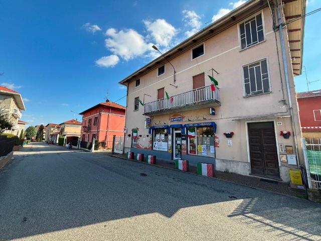 Locale Commerciale in vendita a Prato, Piemonte