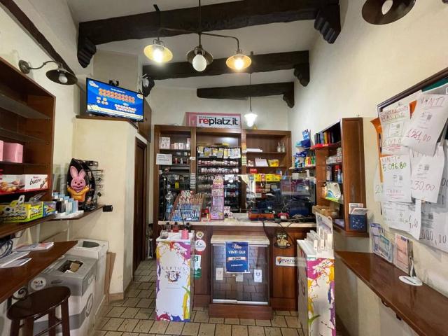 Locale Commerciale in vendita a Calabria, Cosenza