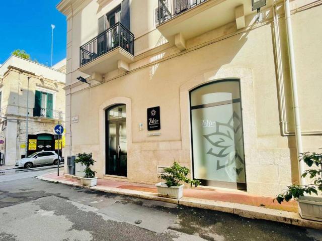 Locale Commerciale in vendita a Puglia, Bari