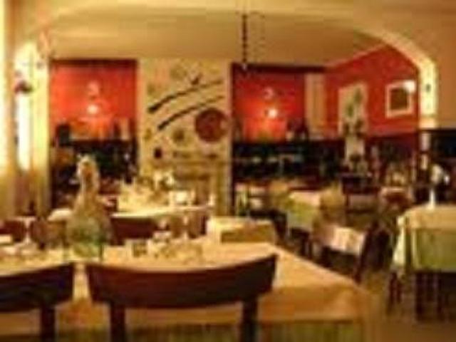 Locale Commerciale in vendita a Santo Stefano, Bologna