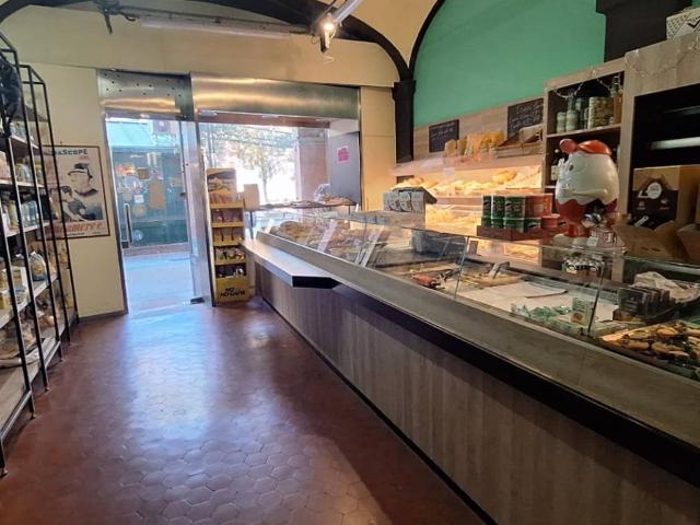 Locale Commerciale in vendita a Santo Stefano, Bologna