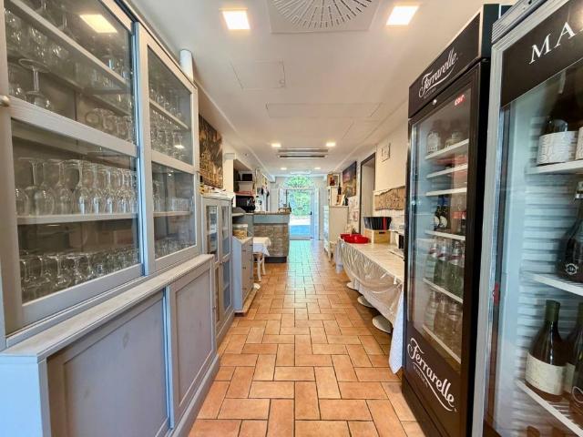 Locale Commerciale in vendita a Unione dei comuni Valli del Reno, Lavino e Samoggia, Zola Predosa