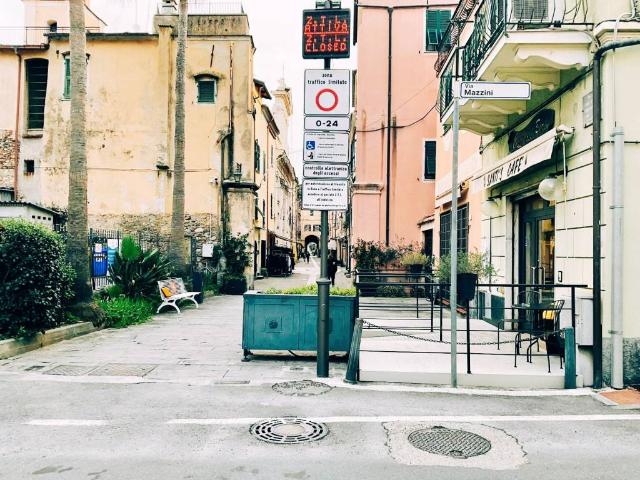 Locale Commerciale in vendita a Borghetto Santo Spirito, Liguria