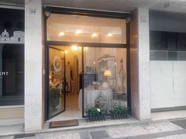 Locale Commerciale in vendita a Zona Centro, Brescia