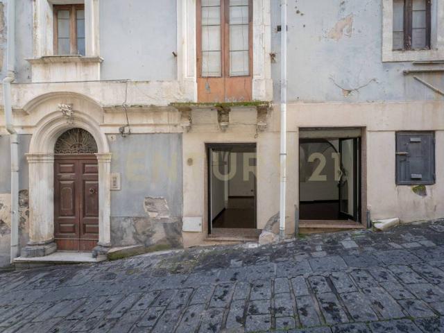 Locale Commerciale in vendita a Bronte, Sicilia