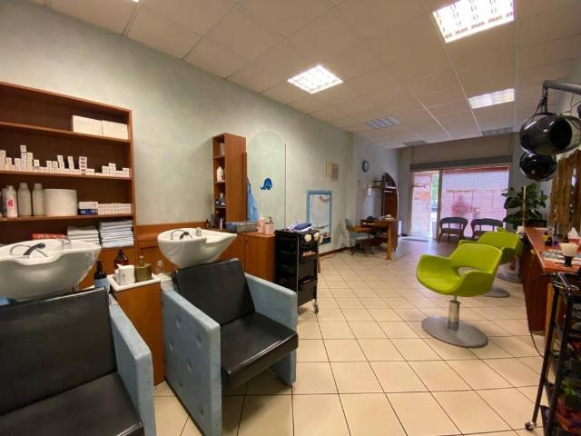 Locale Commerciale in vendita a S. Lucia, Cadeo