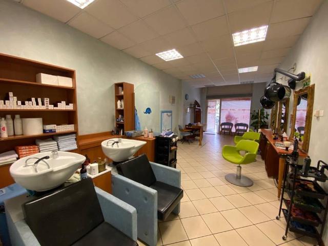 Locale Commerciale in vendita a S. Lucia, Cadeo