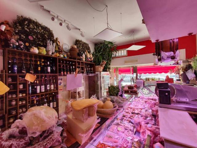 Locale Commerciale in vendita a Is Mirrionis, Cagliari