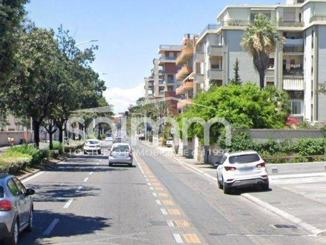 Locale Commerciale in vendita a Quartiere del Sole, Cagliari