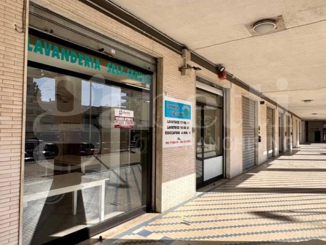Locale Commerciale in vendita a Genneruxi, Cagliari