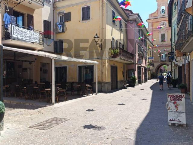 Locale Commerciale in vendita a Cairo Montenotte, Liguria