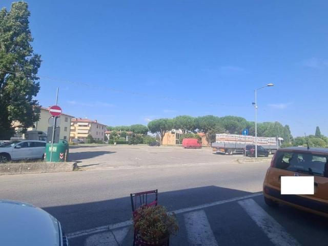 Locale Commerciale in vendita a Calcinaia, Toscana