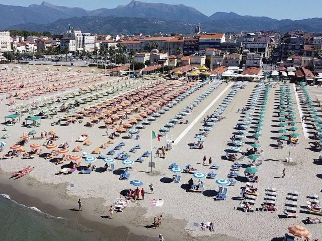 Locale Commerciale in vendita a località Fillungo, Camaiore