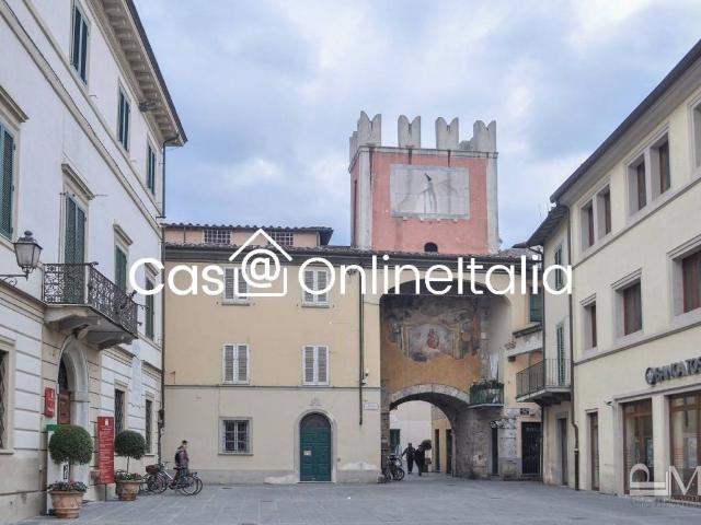 Palazzo in vendita a Camaiore, Toscana