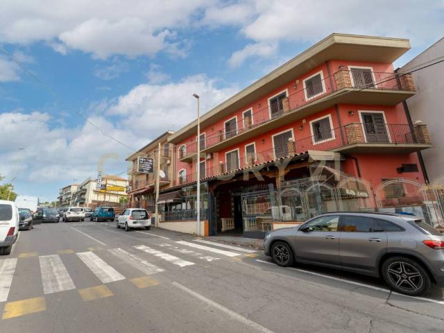 Locale Commerciale in vendita a Camporotondo Etneo, Sicilia