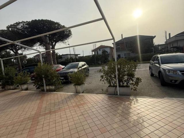 Locale Commerciale in vendita a Capaccio, Campania