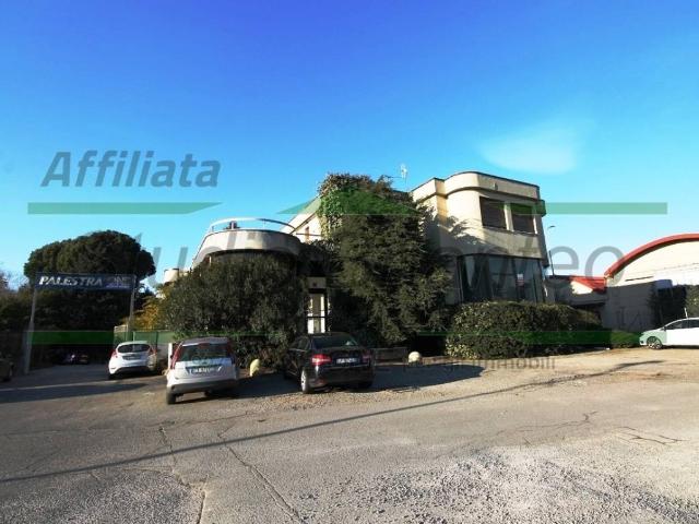 Locale Commerciale in vendita a Carate Brianza, Lombardia