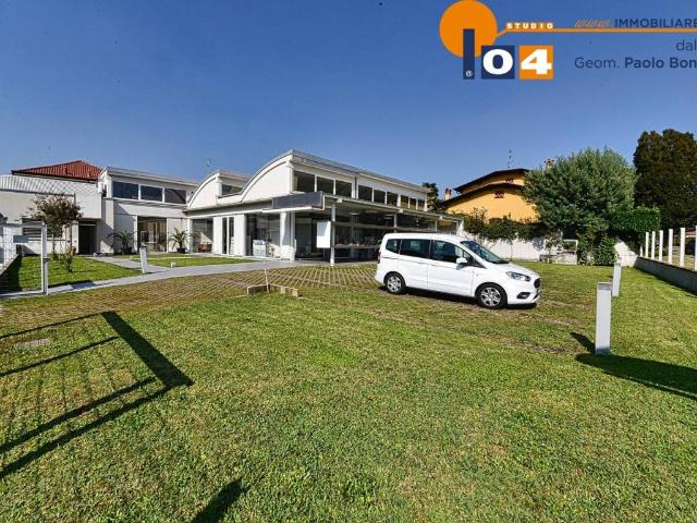 Locale Commerciale in vendita a Carate Brianza, Lombardia