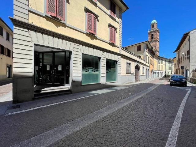 Locale Commerciale in vendita a Caravaggio, Lombardia